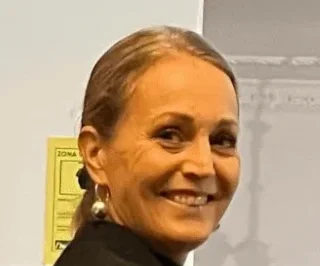Bild-pa-Charlotta-i-en-dorroppning