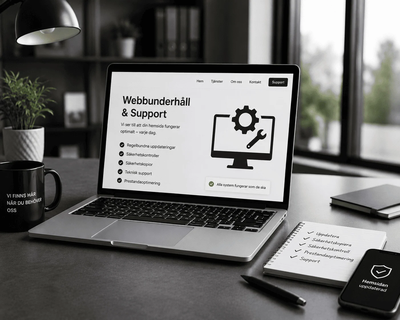 Laptop visar webbundehåll och support på skrivbord